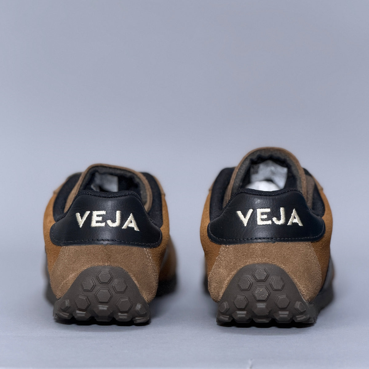 CALZADO MUJER VEJA GT SUEDE COGNAC_BLACK AI0321657A
