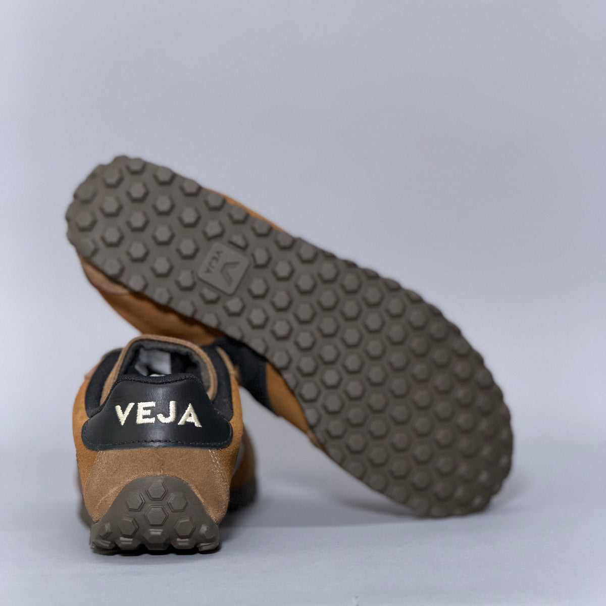 CALZADO MUJER VEJA GT SUEDE COGNAC_BLACK AI0321657A