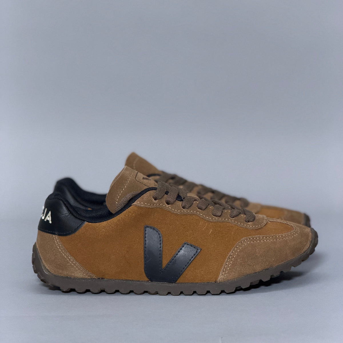 CALZADO MUJER VEJA GT SUEDE COGNAC_BLACK AI0321657A