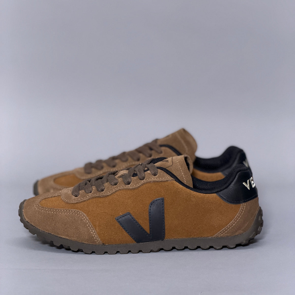CALZADO MUJER VEJA GT SUEDE COGNAC_BLACK AI0321657A